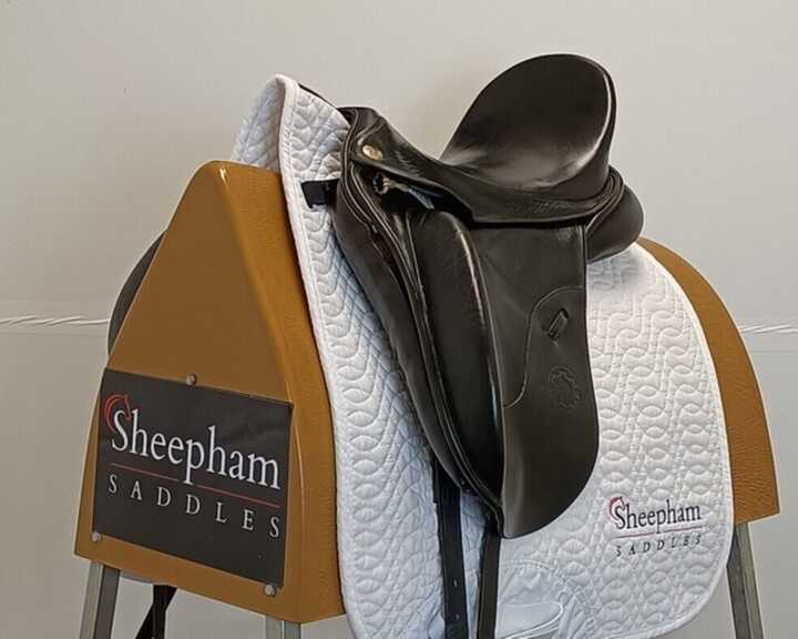 Childeric lightweight dressage saddle