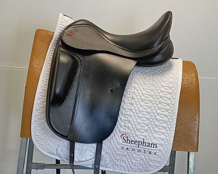 Kent & Masters Dressage Saddle 17 inch Adjustable Black