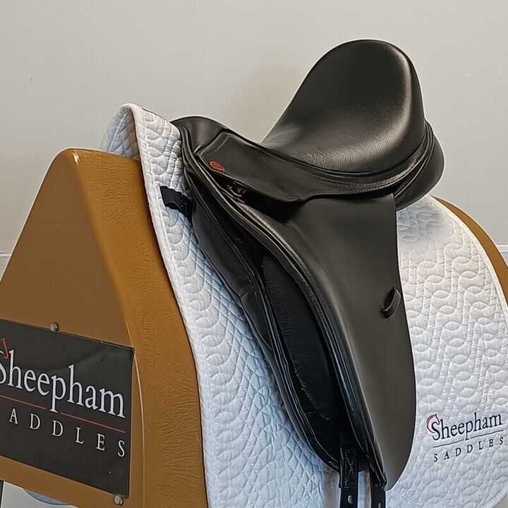 Kent & Masters Low Profile Dressage Saddle 17.5" Adjustable Black