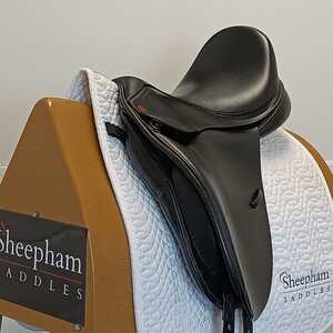 Kent & Masters Low Profile Dressage Saddle 17.5" Adjustable Black